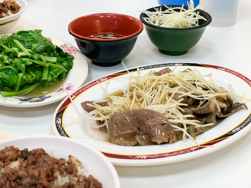 旗哥牛肉湯｜點湯送牛肉燥飯，牛心、牛肝綜合切盤來一份！免費停車場