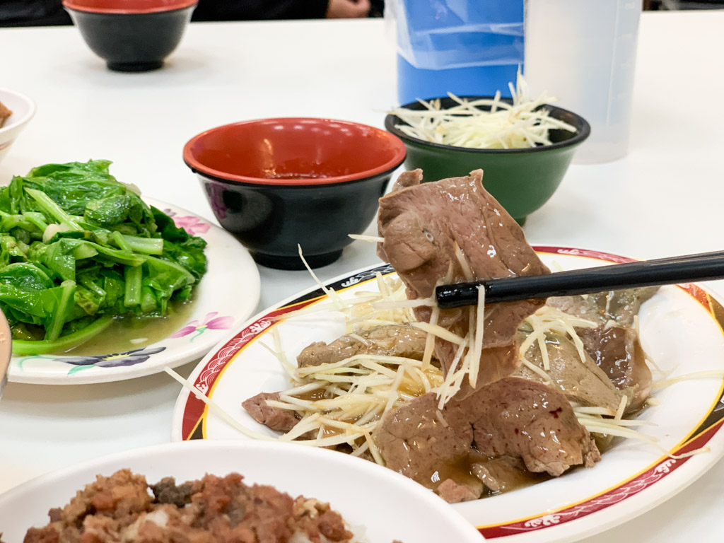 旗哥牛肉湯｜點湯送牛肉燥飯，牛心、牛肝綜合切盤來一份！免費停車場