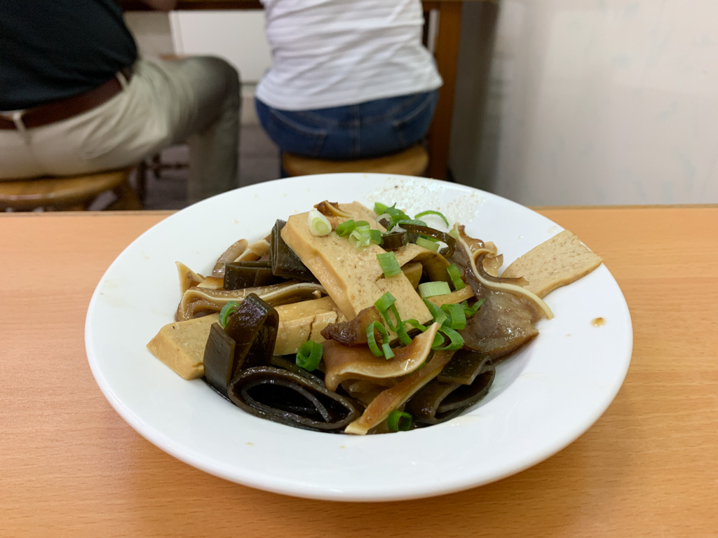 台南蛤蜊麵｜奇香蚌麵，高C/P值的成大美食小吃，湯頭極鮮美！