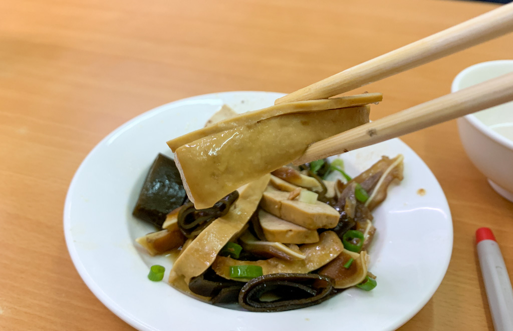 台南蛤蜊麵｜奇香蚌麵，湯頭極鮮美、蛤蜊又大顆的高C/P值成大美食小吃！