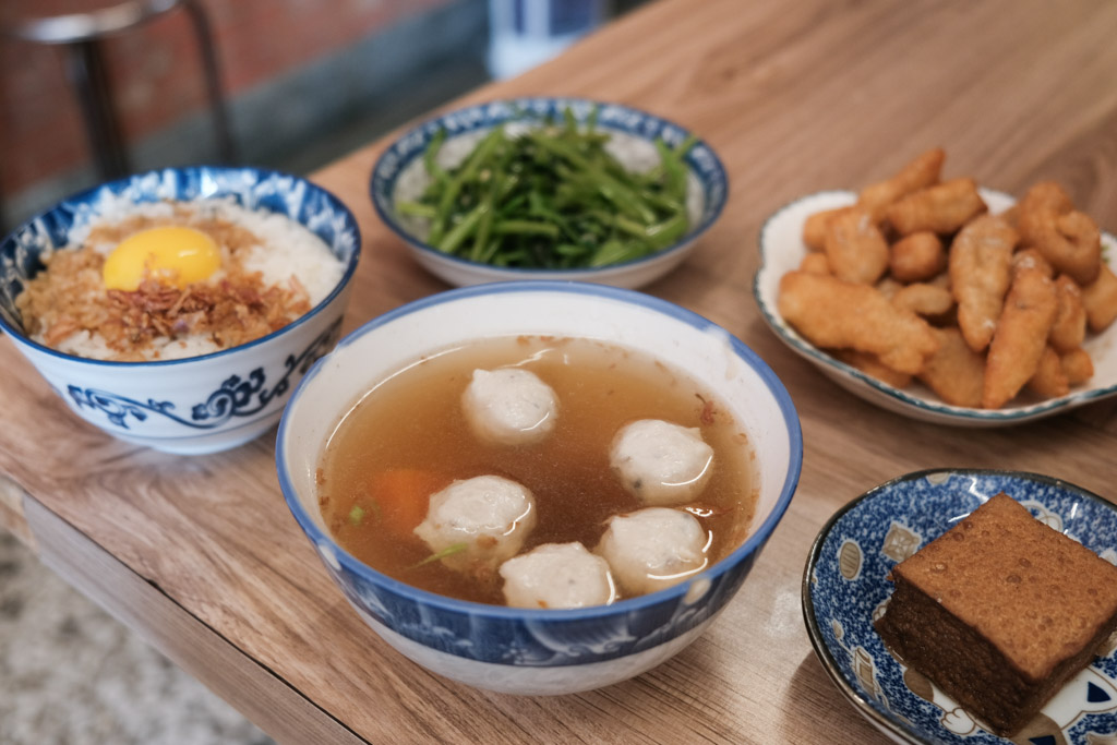 鼎富發豬油拌飯，香氣逼人的古早味加生雞蛋，傳統樸實的人氣台南小吃！