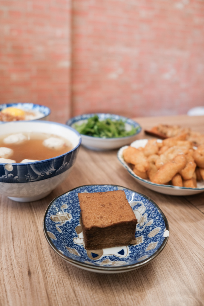 鼎富發豬油拌飯，香氣逼人的古早味加生雞蛋，傳統樸實的人氣台南小吃！