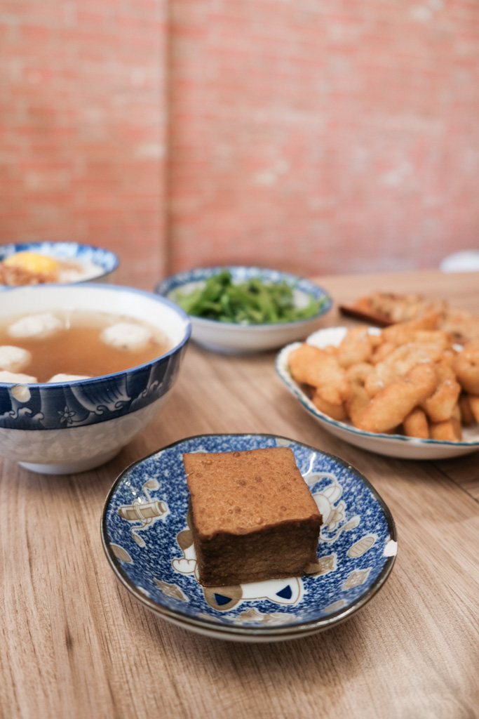 鼎富發豬油拌飯，香氣逼人的古早味加生雞蛋，傳統樸實的人氣台南小吃！