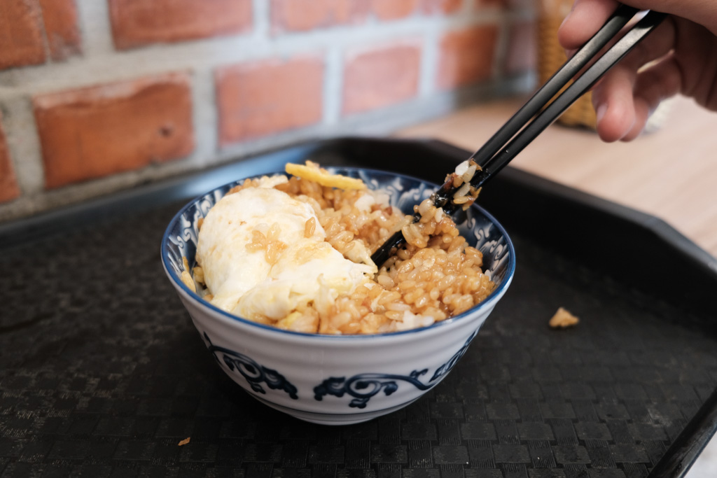 鼎富發豬油拌飯，香氣逼人的古早味加生雞蛋，傳統樸實的人氣台南小吃！