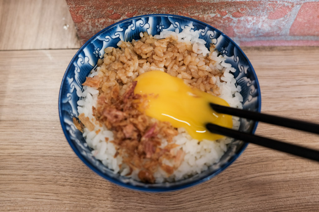 鼎富發豬油拌飯，香氣逼人的古早味加生雞蛋，傳統樸實的人氣台南小吃！
