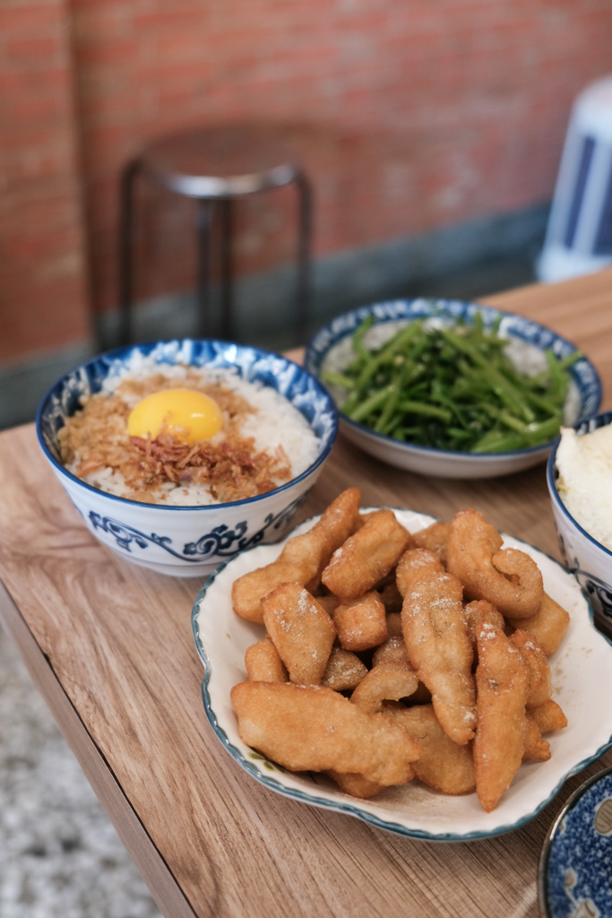 鼎富發豬油拌飯，香氣逼人的古早味加生雞蛋，傳統樸實的人氣台南小吃！