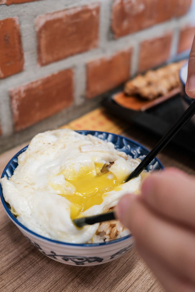 鼎富發豬油拌飯，香氣逼人的古早味加生雞蛋，傳統樸實的人氣台南小吃！