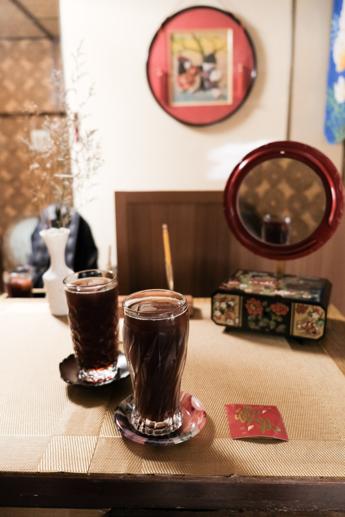 樂好日｜隱身永樂市場二樓的古早味紅茶、現煮咖啡店，鬧中取靜的人情味。