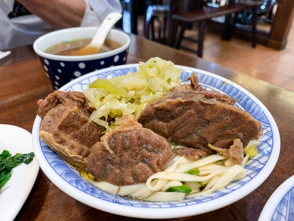 江西傳藝風味外省麵仁武總店，古色古香的傳統麵店，滷菜多樣，有停車場