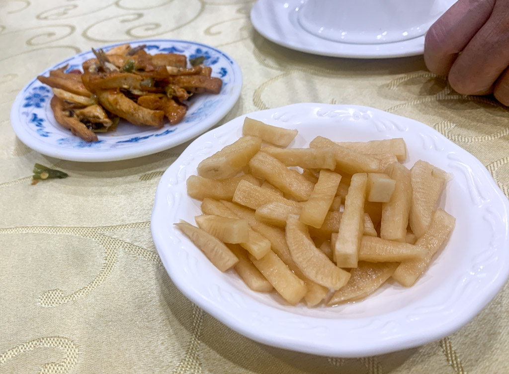 鄭抄手川菜館，嘉義市區好停車的聚餐餐廳，臺菜、川菜菜色多元的老店