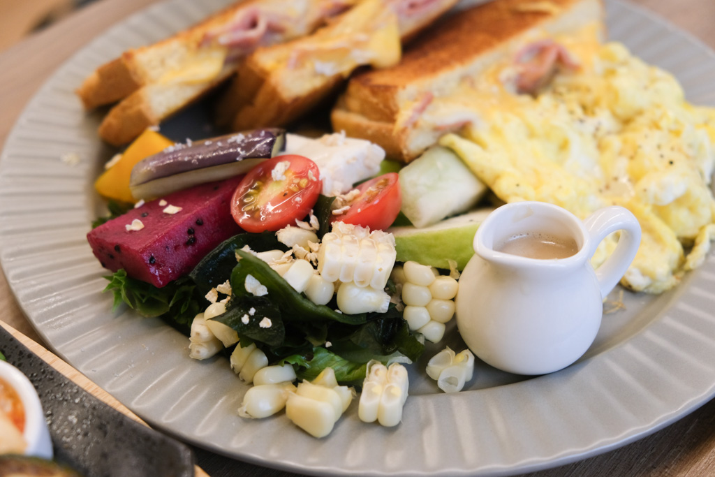 台中火車站「阿飛Brunch」大面彩繪牆的森林系早午餐店，寵物友善餐廳