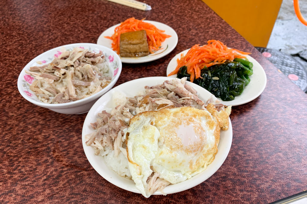 阿偉火雞肉飯｜台南東寧路的銅板美食，$65元還可以選三樣配菜或荷包蛋