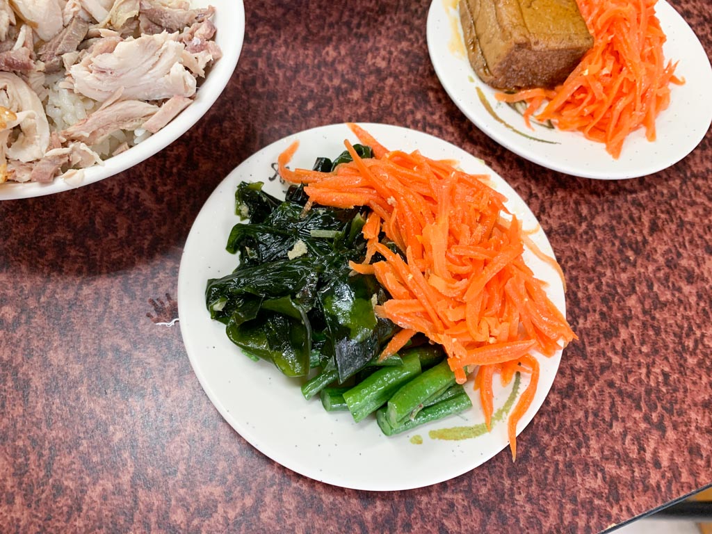 阿偉火雞肉飯｜台南東寧路的銅板美食，$65元還可以選三樣配菜或荷包蛋