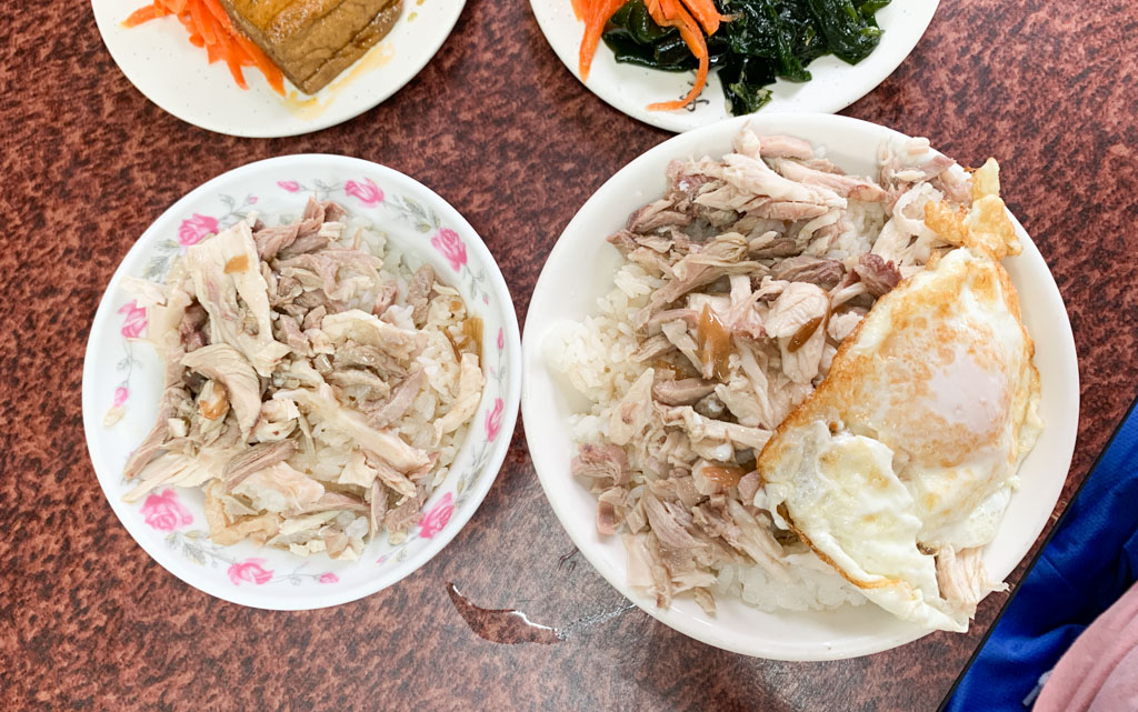 阿偉火雞肉飯｜台南東寧路的銅板美食，$65元還可以選三樣配菜或荷包蛋