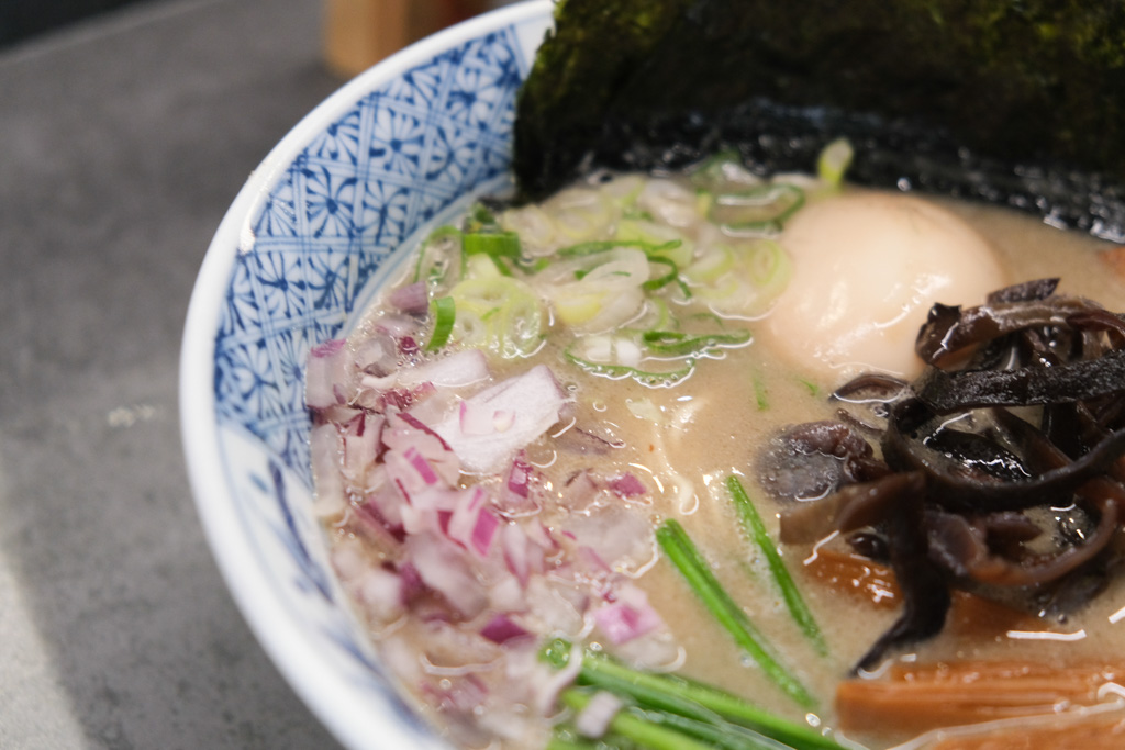 漣戶拉麵｜南紡附近的濃郁系拉麵店，叉燒肉厚實大塊～肥嫩又美味！近國賓戲院