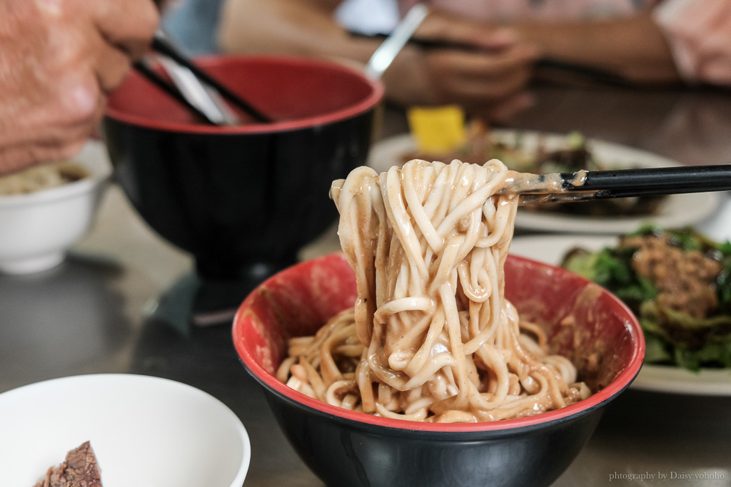 白沙屯外省牛肉麵｜鐵皮屋中的手工麵，外觀低調，店內生意卻超級好！