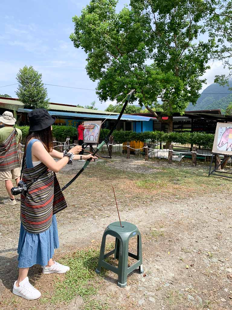 東岳部落｜不打烊體驗文化，原住民獵人體驗（歌舞表演、狩獵射箭、搗麻糬體驗）