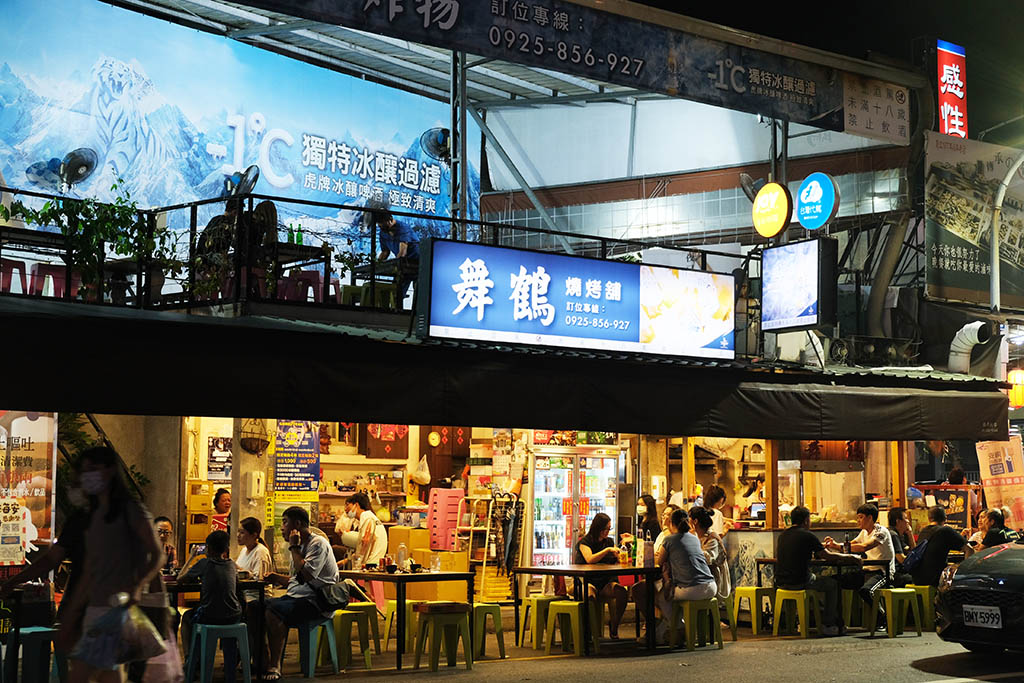 台南海安路「舞鶴燒烤舖」露天燒烤攤，串串燒烤配啤酒，夏日餐酒節透心涼！