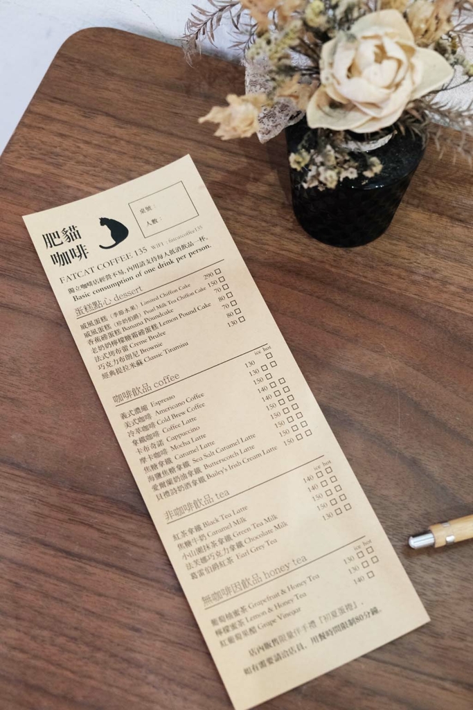 台南神農街文青咖啡店「肥貓咖啡」，招牌珍奶伯爵戚風蛋糕，還有貓店長熱情招呼款待！