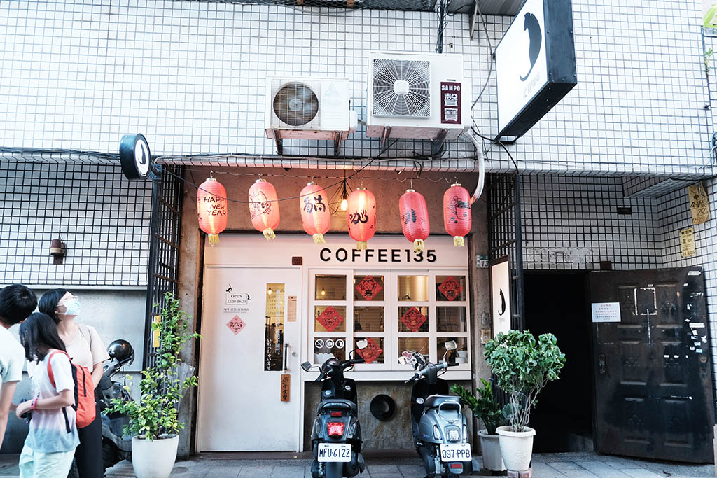台南神農街文青咖啡店「肥貓咖啡」，招牌珍奶伯爵戚風蛋糕，還有貓店長熱情招呼款待！