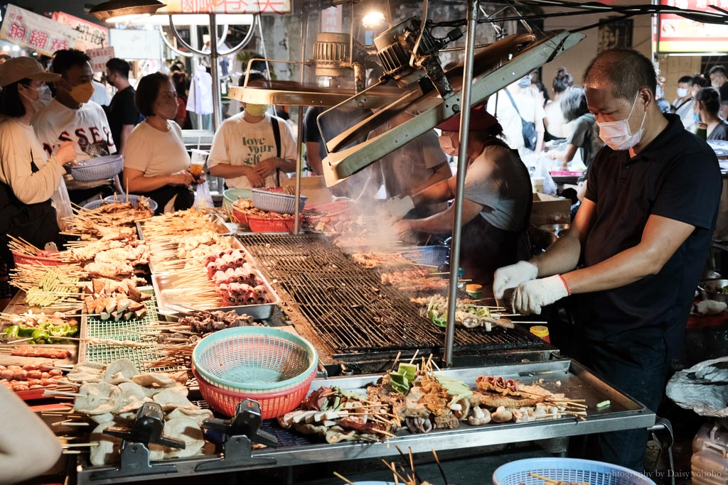 恆春夜市, 屏東美食, 週日限定恆春夜市營業時間, 恆春夜市美食, 皮蛋臭豆腐, 恆春地瓜球, 恆春景點