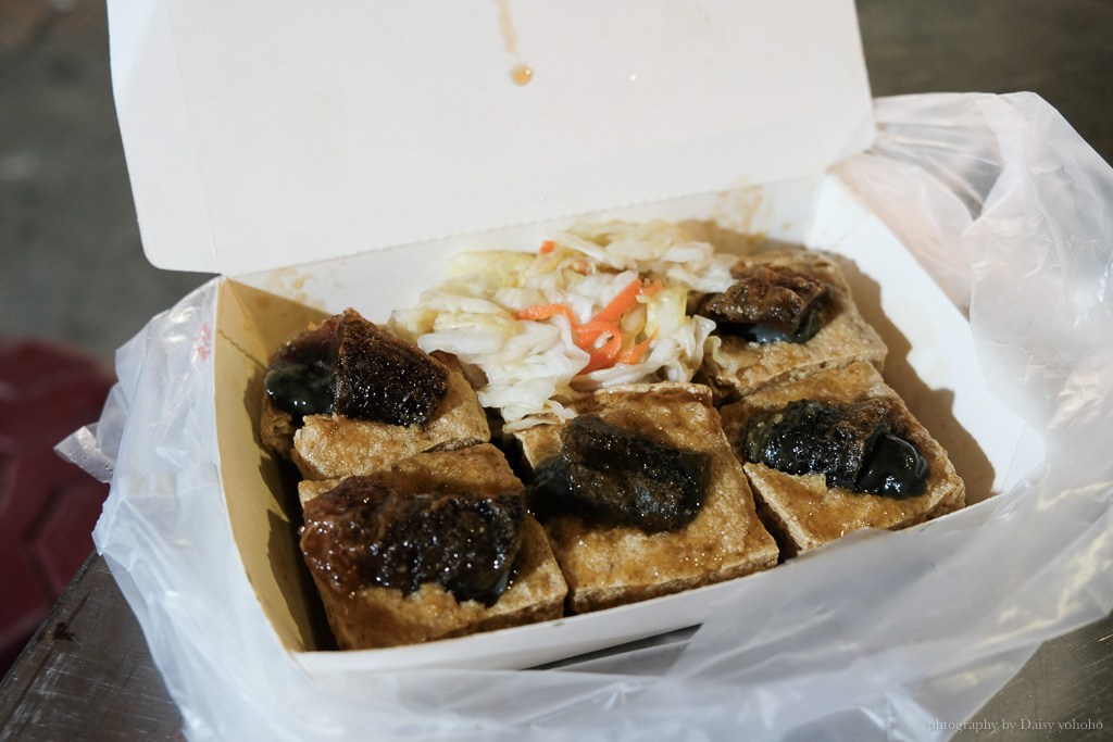 默默Q蛋臭鬥福｜恆春夜市大排隊的臭豆腐店，皮蛋＋臭豆腐全新組合！