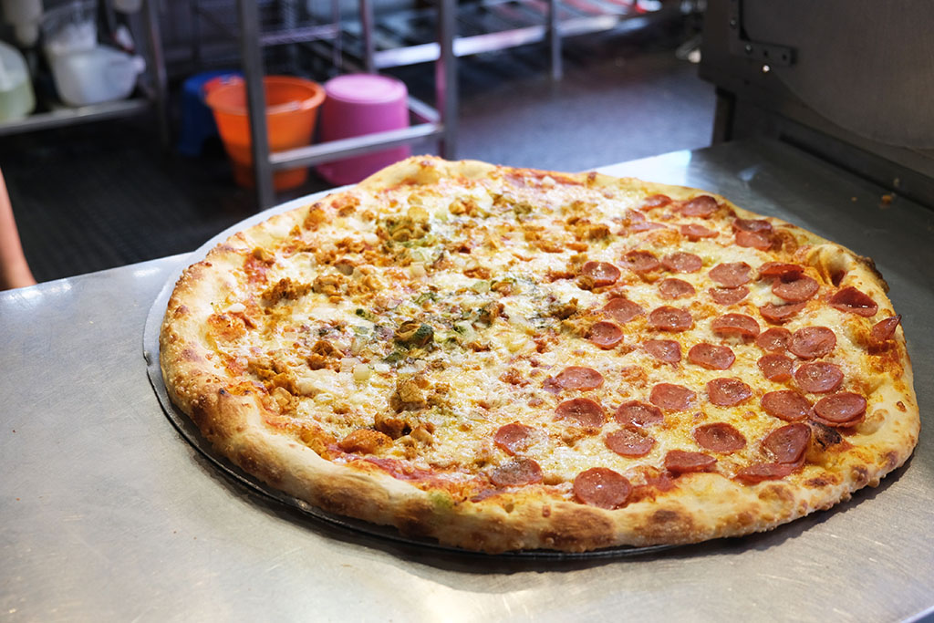 台中現烤美式手拋披薩「怪獸披薩」$60元一片比臉還大！台中外帶外送披薩推薦