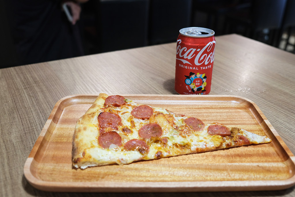 現烤美式手拋披薩「怪獸披薩」，$60一片比臉還大！台中外帶外送披薩推薦