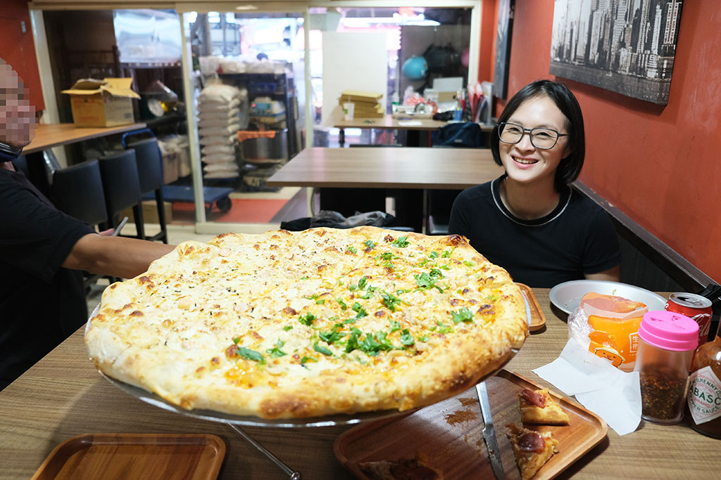 台中現烤美式手拋披薩「怪獸披薩」$60元一片比臉還大！台中外帶外送披薩推薦