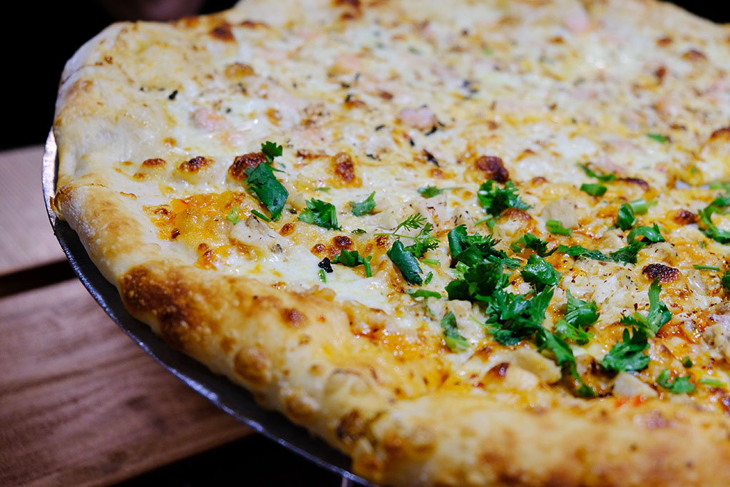 現烤美式手拋披薩「怪獸披薩」，$60一片比臉還大！台中外帶外送披薩推薦