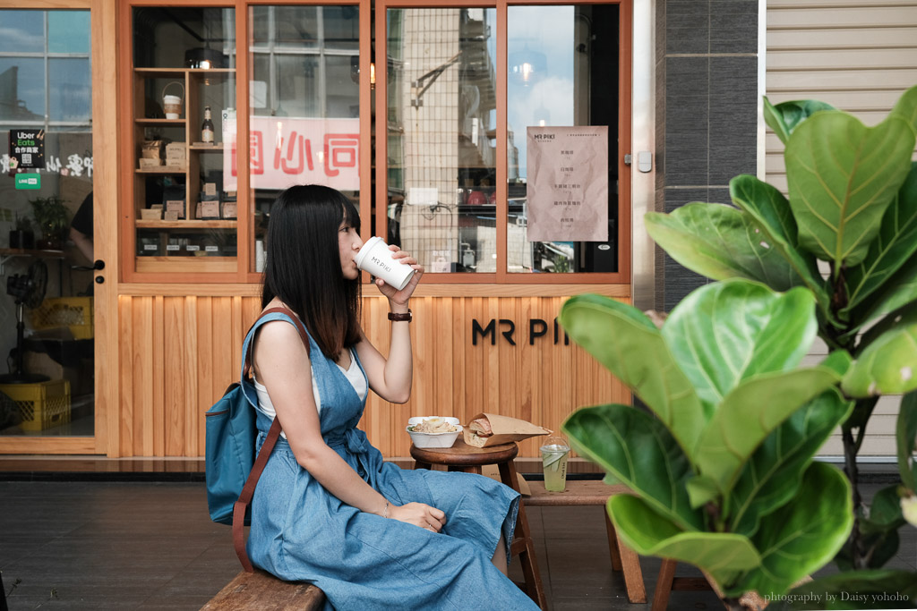 MR PIKI Roasters 澳式咖啡店｜咖啡、輕食外帶，坐矮板凳欣賞南美二館純白建築