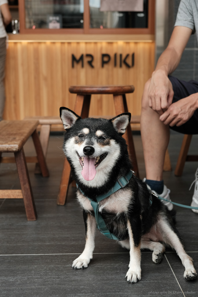 MR PIKI Roasters 澳式咖啡店｜咖啡、輕食，坐在矮板凳欣賞南美二館純白建築