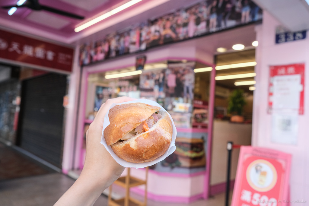 台中第二市場附近的人氣排隊店「台中越南法國麵包工藝」甜鹹口味有20幾種！