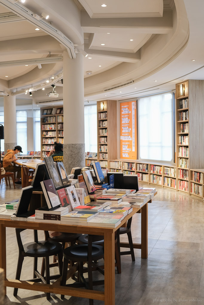 悅樂旅店·台中｜現代Loft風設計中藏書香，泡腳機、按摩器、蒸臉機免費借！