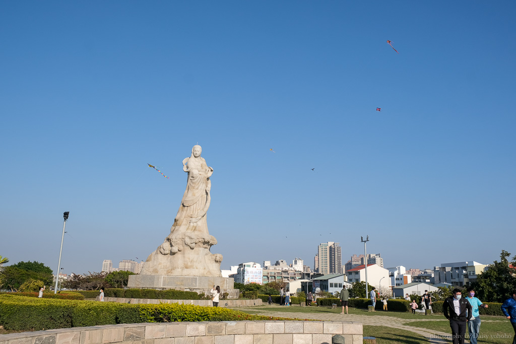 安平放風箏好去處「林默娘公園」毛小孩奔跑、小孩滑草玩泡泡親子活動地