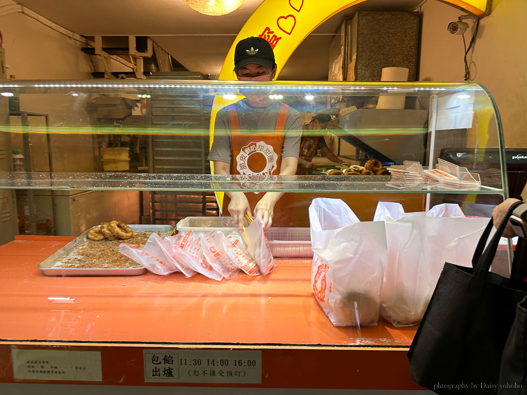 台灣人ㄟ脆皮鮮奶甜甜｜晴光市場甜甜圈，一個$25元的銅板美食下午茶！