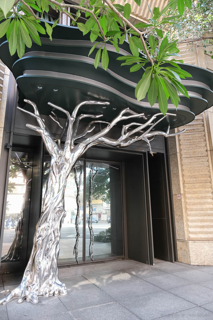 阿樹國際旅店入口處的銀色樹木設計，奇幻感從這裡開始。