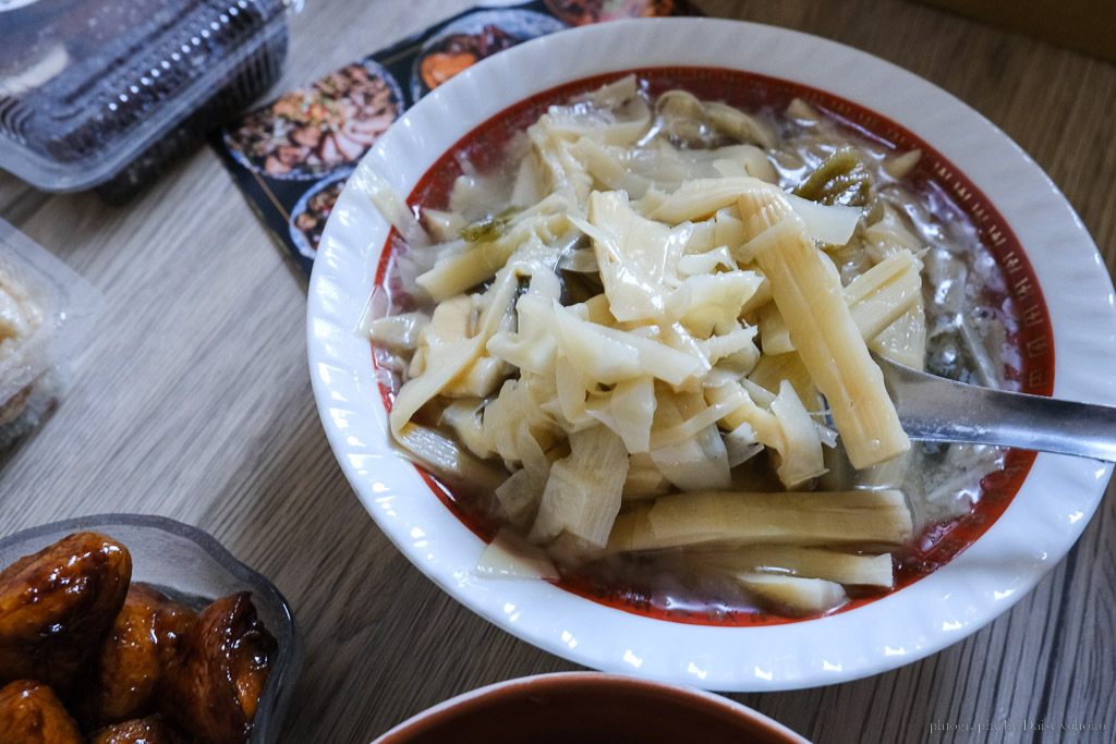 嘉義竹崎市場「悟食美味」飄香40年的蔗香燻雞、鹹水雞，鹹甜香鴨米血特好吃！