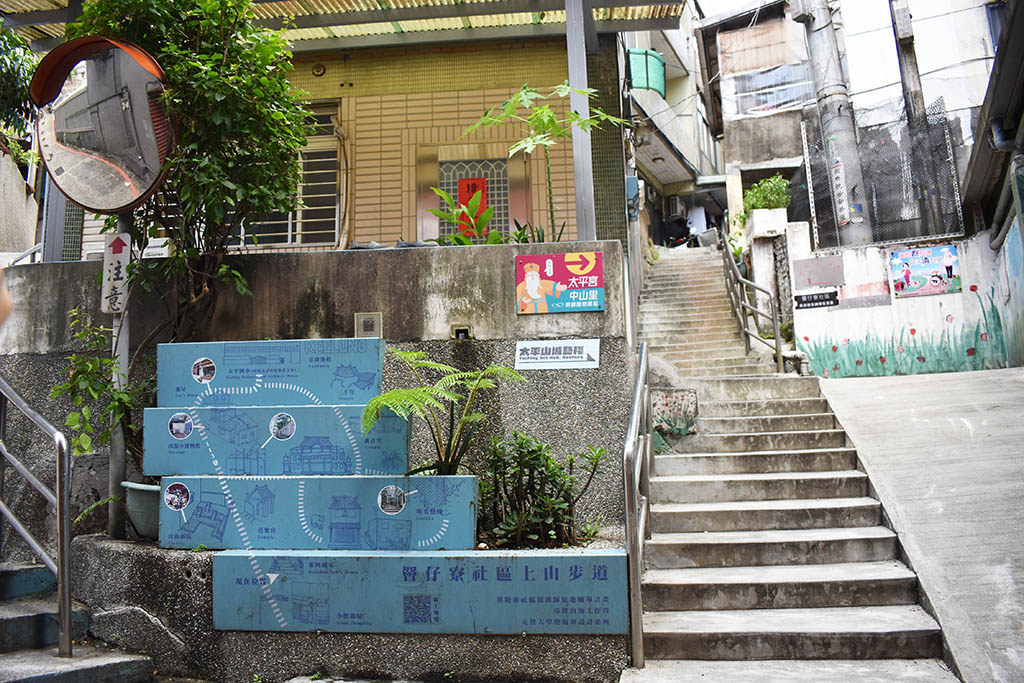 太平國小青鳥書屋｜基隆廢棄國小改造旅遊新景點，地標公園旁文青書店咖啡廳眺望基隆港