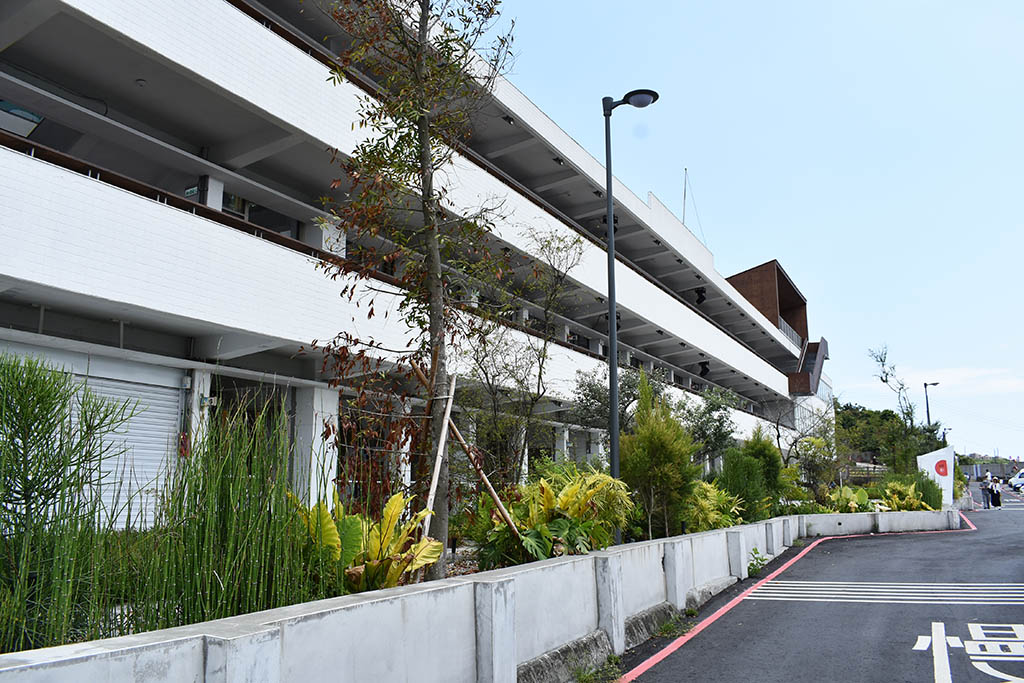 太平國小青鳥書屋｜基隆廢棄國小改造旅遊新景點，地標公園旁文青書店咖啡廳眺望基隆港