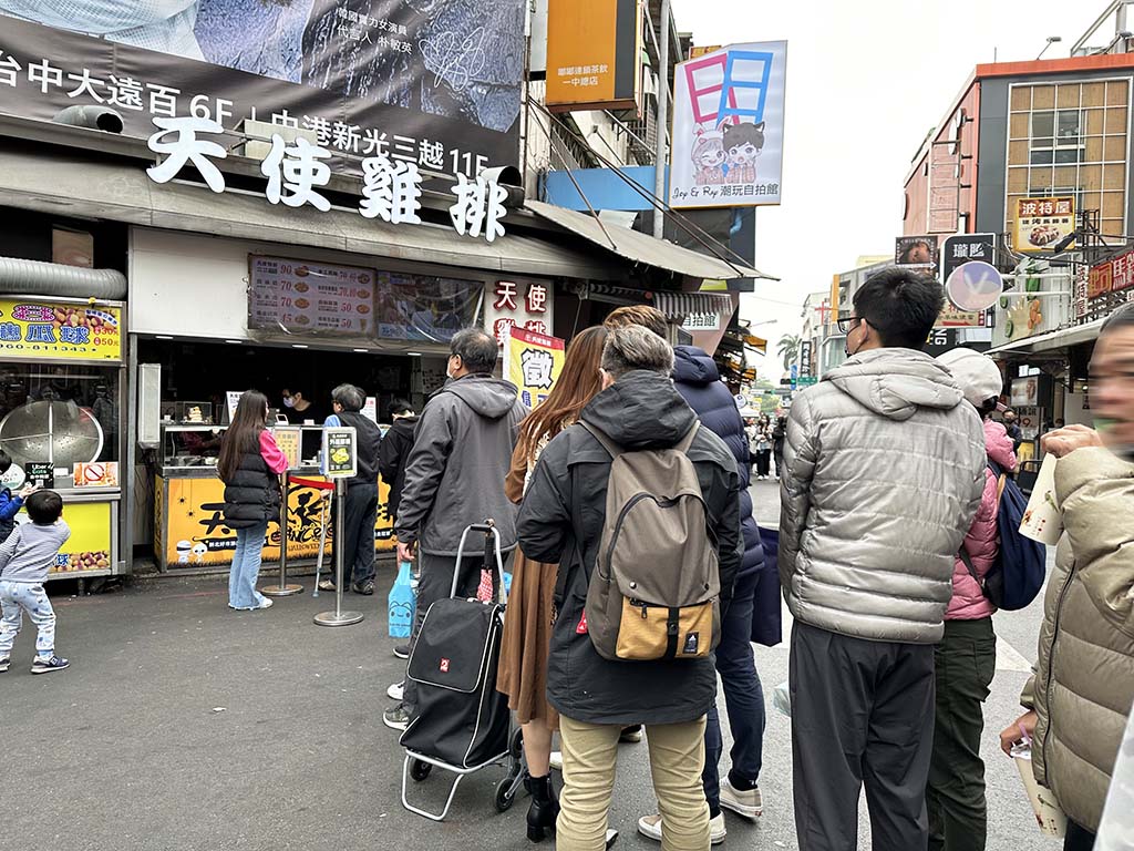 天使雞排台中一中店｜一中街排隊美食，比臉小竟比手掌厚又多汁的雞排