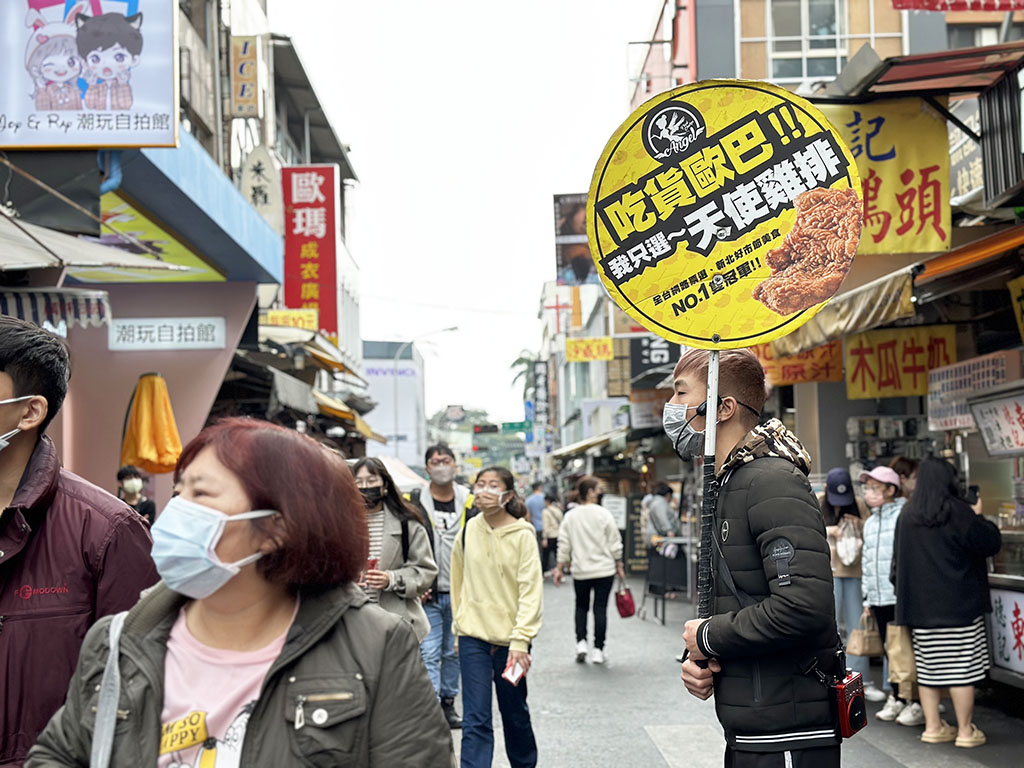 天使雞排台中一中店｜一中街排隊美食，比臉小竟比手掌厚又多汁的雞排