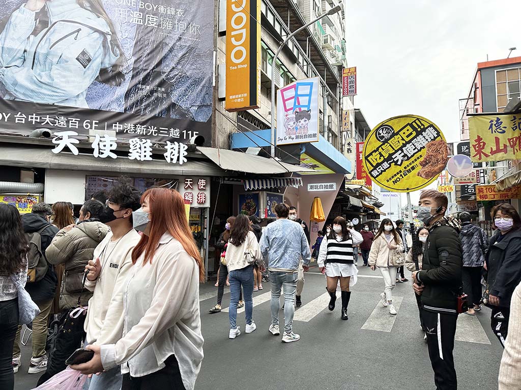 天使雞排台中一中店｜一中街排隊美食，比臉小竟比手掌厚又多汁的雞排