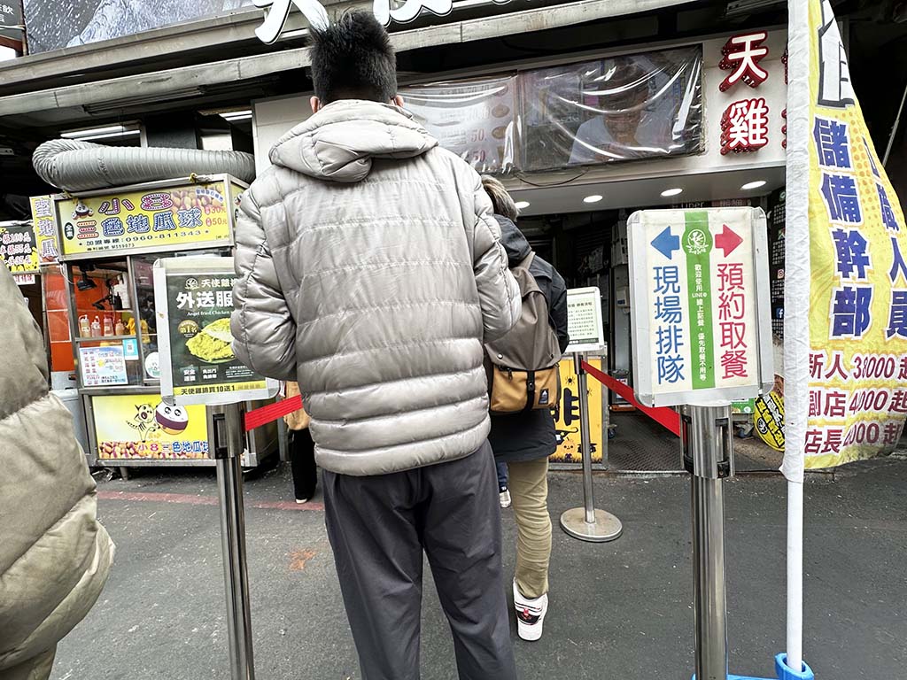 天使雞排台中一中店｜一中街排隊美食，比臉小竟比手掌厚又多汁的雞排