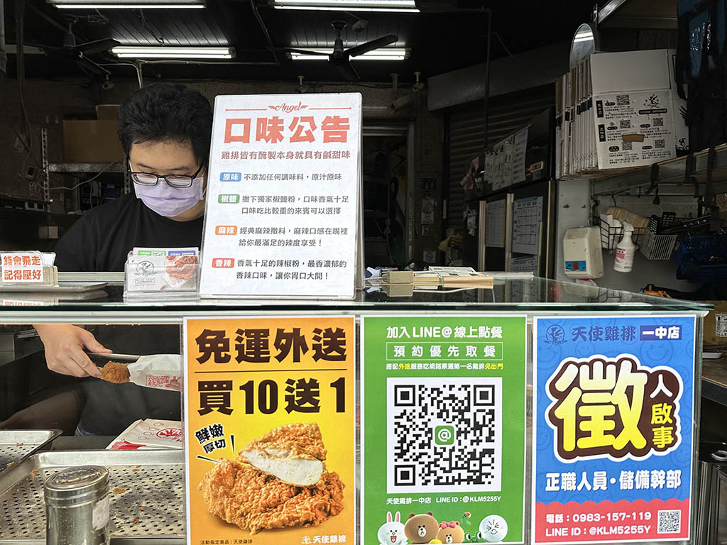 天使雞排台中一中店｜一中街排隊美食，比臉小竟比手掌厚又多汁的雞排