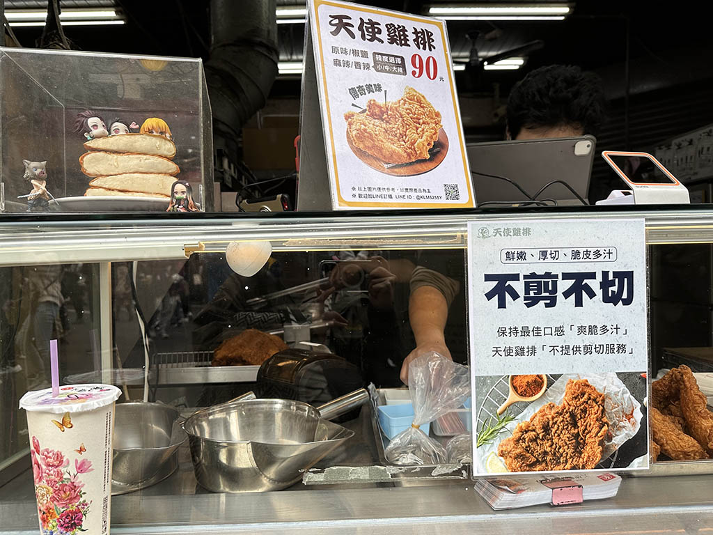 天使雞排台中一中店｜一中街排隊美食，比臉小竟比手掌厚又多汁的雞排