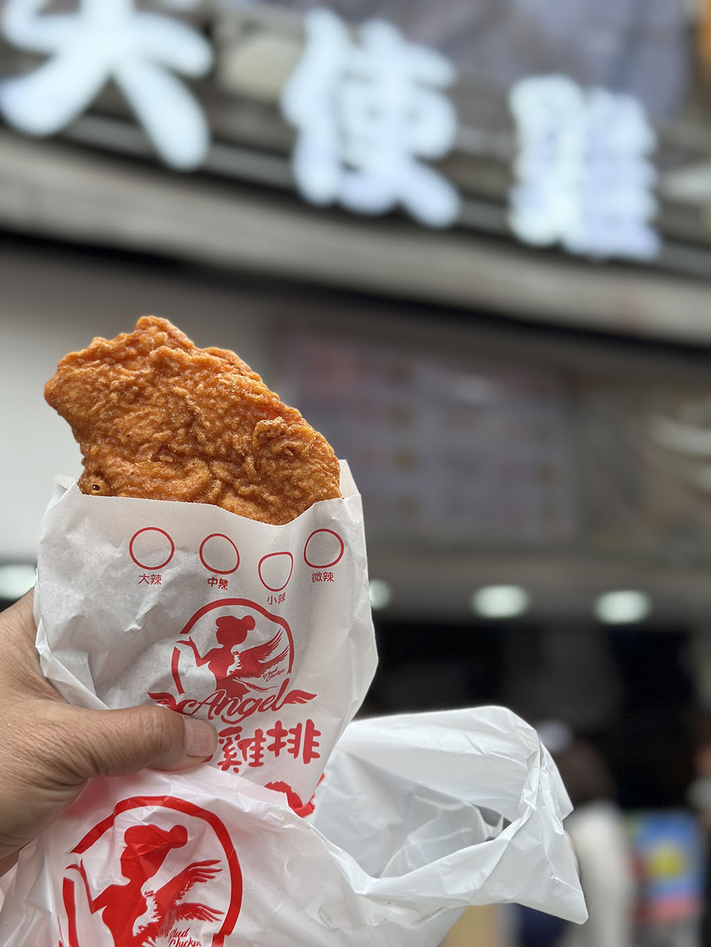 天使雞排台中一中店｜一中街排隊美食，比臉小竟比手掌厚又多汁的雞排