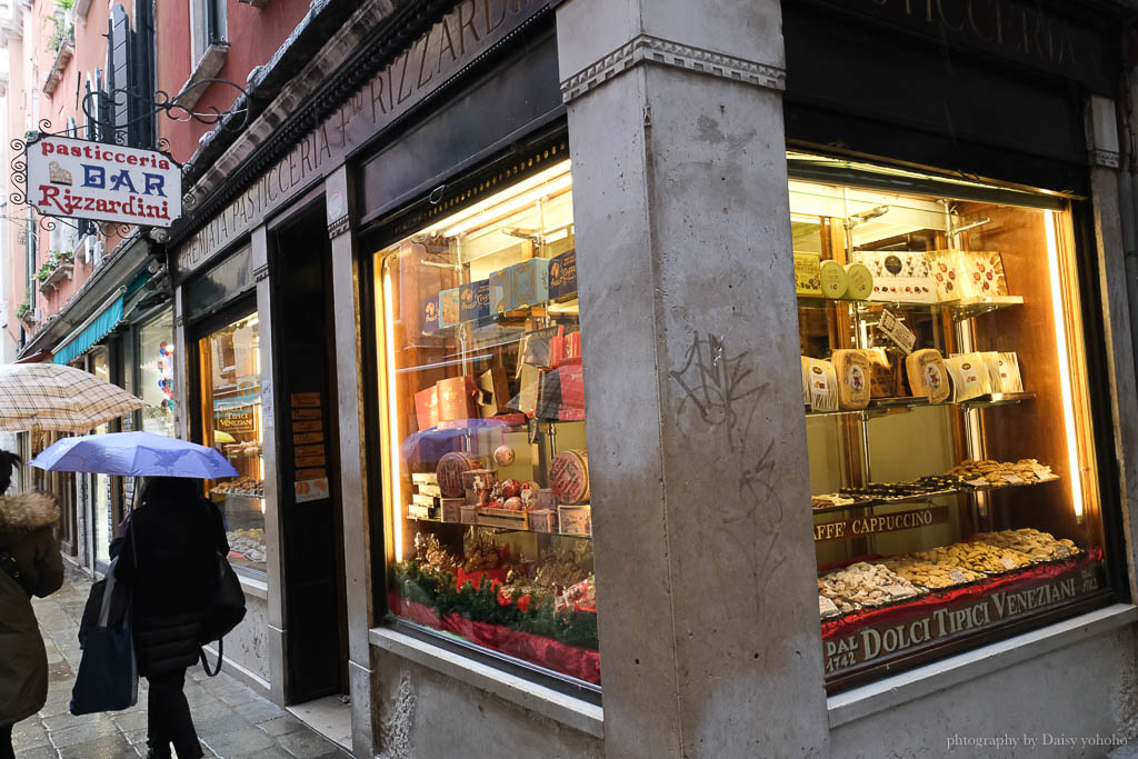 威尼斯最古老咖啡館 Pasticceria Rizzardini，熱巧克力也太好喝，威尼斯特色糕點這都有！