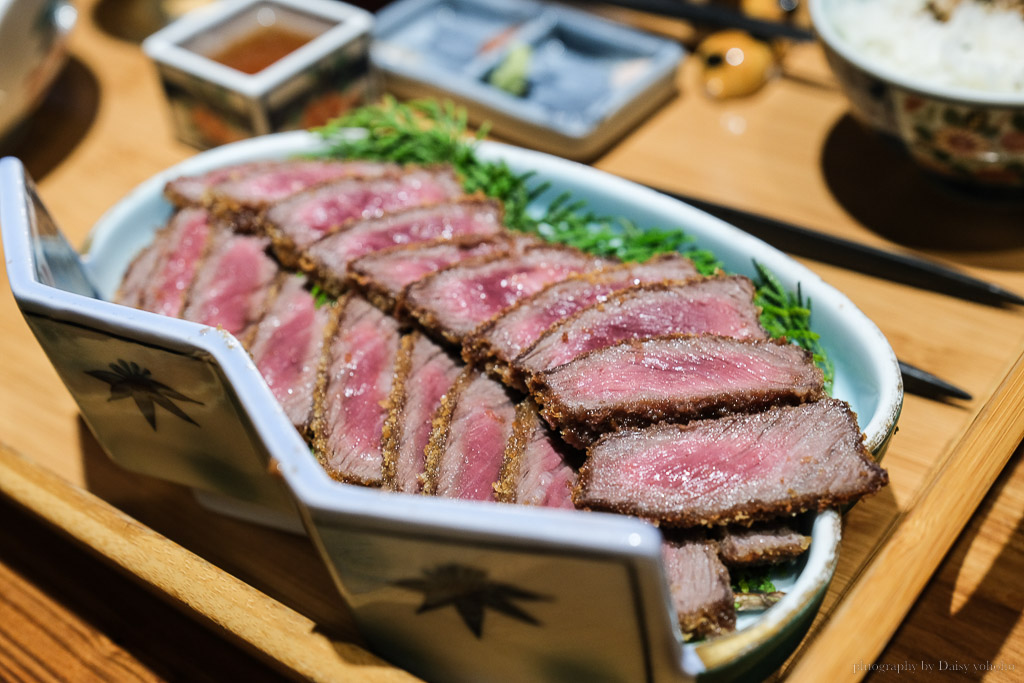 高雄炸牛排｜萩椛牛かつ專門店，大推9+和牛板腱海陸雙拼定食，炸牛肉餅也推推！