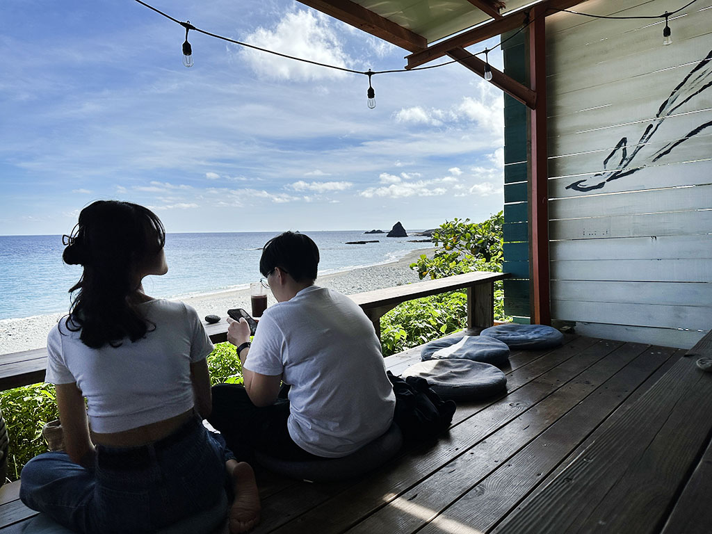 蘭嶼旅人．Rover｜坐擁海景第一排美食餐廳，邊吃邊看夕陽，夜間還有酒吧！